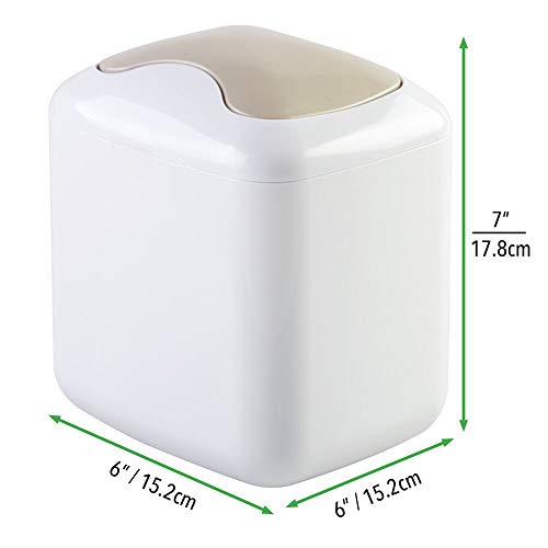 mDesign Cubo de basura para mesa en plástico resistente - Papelera compacta para baño, cocina y sala de estar - Cesta de residuos con práctica tapa oscilante - Capacidad: 2,7 litros - pequeño - blanco
