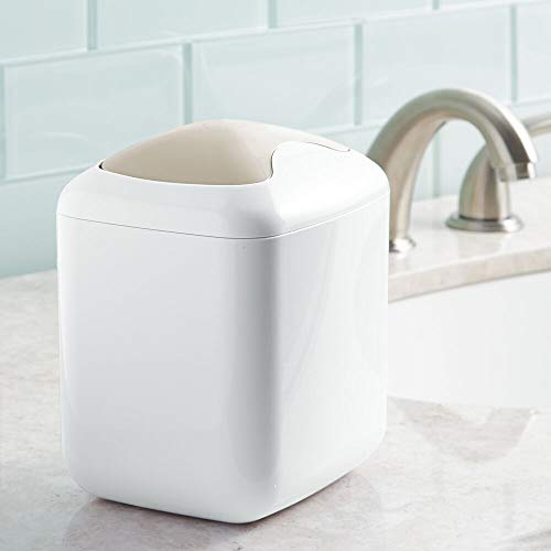 mDesign Cubo de basura para mesa en plástico resistente - Papelera compacta para baño, cocina y sala de estar - Cesta de residuos con práctica tapa oscilante - Capacidad: 2,7 litros - pequeño - blanco