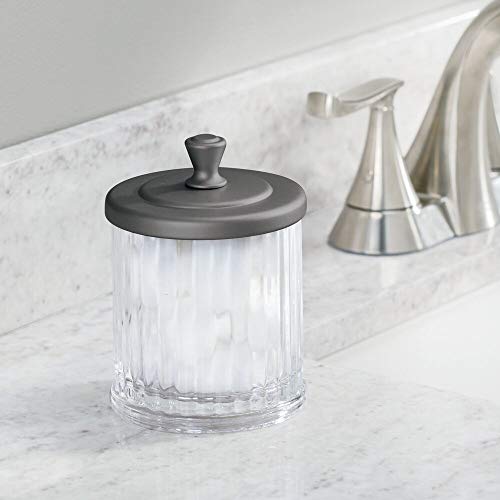 mDesign Juego de 2 organizadores de cosméticos de plástico – Frasco Transparente con Tapa para algodón, Sales y más – Versátiles envases para cosmética para el Lavabo – Transparente/Gris Oscuro