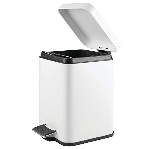 mDesign Papelera de baño cuadrada – Cubo de basura con pedal, tapadera y cubeta de plástico – Elegante contenedor de residuos metálico de 6 litros para cosmética, baño, cocina u oficina – blanco