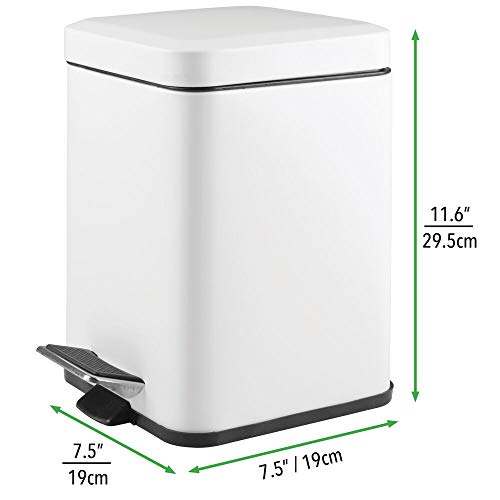 mDesign Papelera de baño cuadrada – Cubo de basura con pedal, tapadera y cubeta de plástico – Elegante contenedor de residuos metálico de 6 litros para cosmética, baño, cocina u oficina – blanco