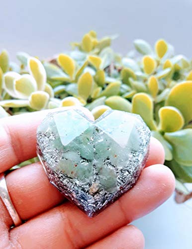 Orgonita de bolsillo en forma de corazon geometrico con virutas de aluminio y Piedra semipreciosa llamada: Cuarzo verde.