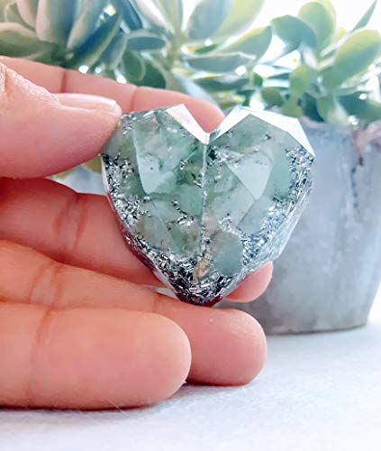 Orgonita de bolsillo en forma de corazon geometrico con virutas de aluminio y Piedra semipreciosa llamada: Cuarzo verde.