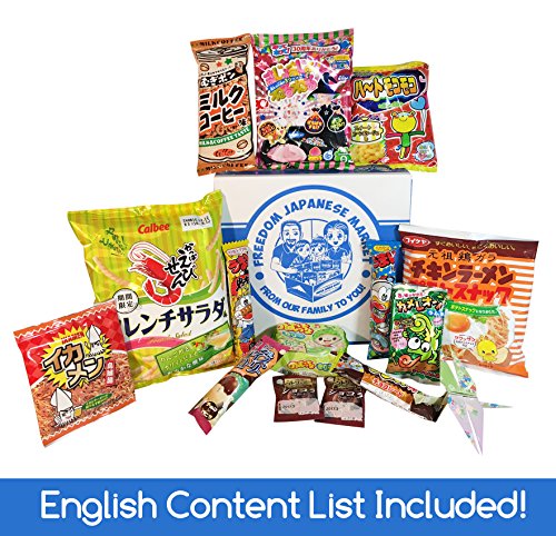 Paquete variado de aperitivos japoneses y dulces con lista de contenido en inglés y origami hecho a mano