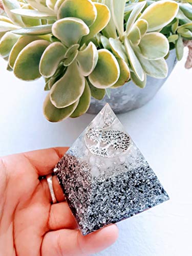 Pirámide orgonita en tonos blanco y plateado con virutas de aluminio, arbol de la vida y piedra semipreciosa llamada: Cuarzo cristal