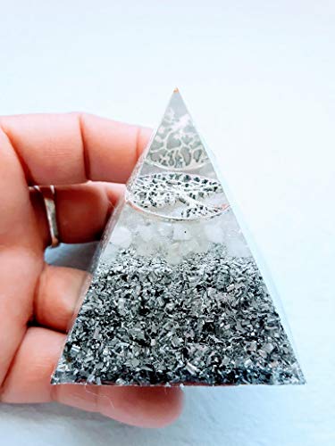 Pirámide orgonita en tonos blanco y plateado con virutas de aluminio, arbol de la vida y piedra semipreciosa llamada: Cuarzo cristal