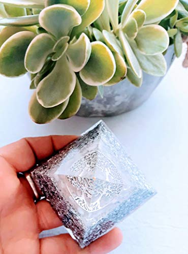Pirámide orgonita en tonos blanco y plateado con virutas de aluminio, arbol de la vida y piedra semipreciosa llamada: Cuarzo cristal