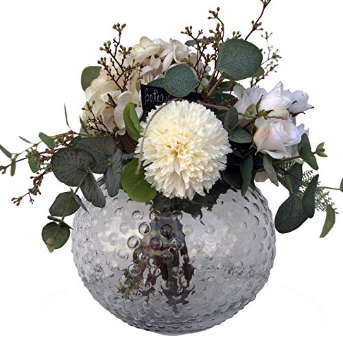 Ramo de flor artificial con jarrón incluido con hortensia en color beig, rosas pequeñas en color crudo, ramas de bayas en color marrón oscuro, dos dalias en color blanco y tallos de eucaliptos