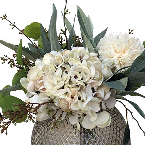 Ramo de flor artificial con jarrón incluido con hortensia en color crudo, dalia en color blanco roto, tallos de eucalipto de hoja larga en color gris, ramas de eucalipto y de bayas en marrón fuerte