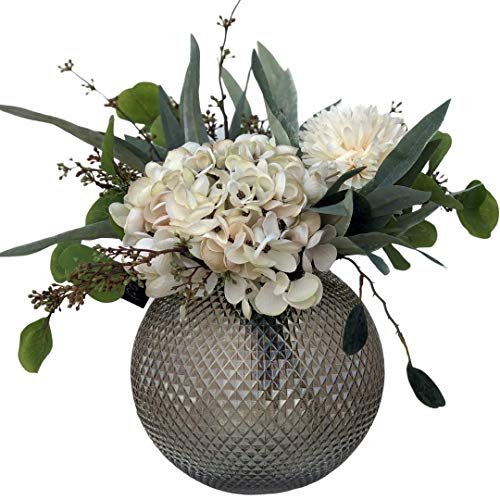 Ramo de flor artificial con jarrón incluido con hortensia en color crudo, dalia en color blanco roto, tallos de eucalipto de hoja larga en color gris, ramas de eucalipto y de bayas en marrón fuerte