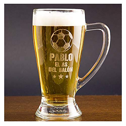 Regalo Personalizable para futboleros: Jarra de Cerveza Baviera grabada con su Nombre, el Texto 'el as del balón' y un balón de fútbol