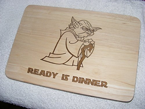 Tabla de cortar de madera con grabado a láser, diseño de Yoda, de La guerra de las galaxias, con mensaje en inglés "Ready is dinner"; idea de regalo para cumpleaños, boda, de la marca Fastcraft UK