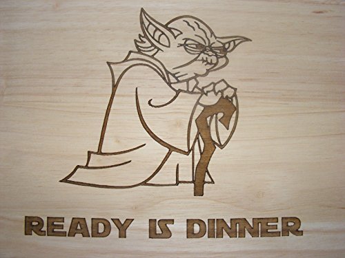 Tabla de cortar de madera con grabado a láser, diseño de Yoda, de La guerra de las galaxias, con mensaje en inglés "Ready is dinner"; idea de regalo para cumpleaños, boda, de la marca Fastcraft UK