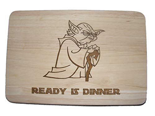 Tabla de cortar de madera con grabado a láser, diseño de Yoda, de La guerra de las galaxias, con mensaje en inglés "Ready is dinner"; idea de regalo para cumpleaños, boda, de la marca Fastcraft UK