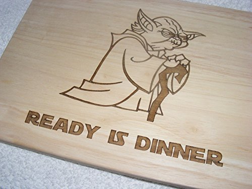 Tabla de cortar de madera con grabado a láser, diseño de Yoda, de La guerra de las galaxias, con mensaje en inglés "Ready is dinner"; idea de regalo para cumpleaños, boda, de la marca Fastcraft UK