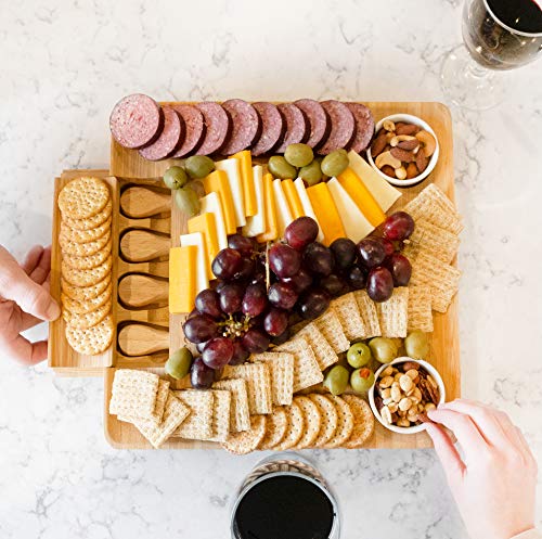 Tabla de queso de bambú natural y plato de Charcuterie con dos ramekans para inmersiones y cajón oculto para cubiertos - Bandeja de queso perfecta para regalos de cumpleaños