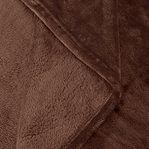 AmazonBasics - Manta, hecha de felpa suave de terciopelo - 168 x 229cm - marrón chocolate