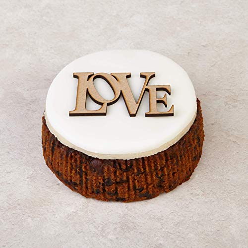 Cakeology Co. Bakery - Pastel de regalo de 10 cm en lata - Pastel de frutas con brandy, decorado a mano con mazapán, glaseado y una placa decorativa con la palabra LOVE, 325 g