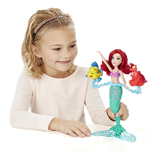 Disney- Princesas Muñeca, Color Verde y Rojo (Hasbro Spain B5308EU4)