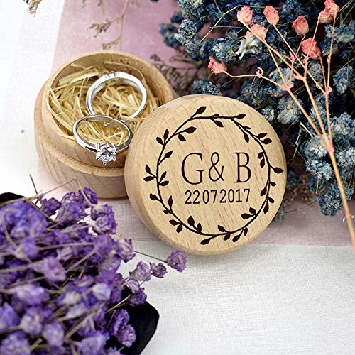 ENtoo Caja de Anillo de Madera Grabada Personalizada Soporte de Anillo de Madera Redonda Rústica Personalizada Caja de Joyería de Compromiso de Boda