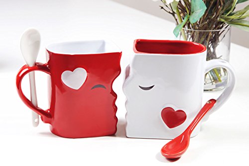 Juego de Tazas de Besos | Exquisitamente Confeccionadas Dos Tazas Grandes, 1 Roja, 1 Blanca, Con Cucharas a Juego | Hermosamente Empaquetadas para Regalo de Navidad, Aniversarios, San Valentín