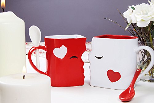 Juego de Tazas de Besos | Exquisitamente Confeccionadas Dos Tazas Grandes, 1 Roja, 1 Blanca, Con Cucharas a Juego | Hermosamente Empaquetadas para Regalo de Navidad, Aniversarios, San Valentín