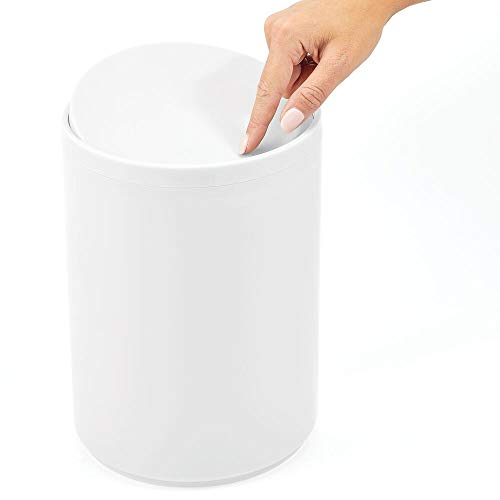 mDesign Cubo de basura con tapa basculante para baño o cocina – Papelera redonda de metal con acabado anticorrosión – Contenedor de residuos compacto con cubeta interior extraíble – blanco
