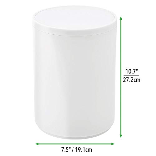 mDesign Cubo de basura con tapa basculante para baño o cocina – Papelera redonda de metal con acabado anticorrosión – Contenedor de residuos compacto con cubeta interior extraíble – blanco