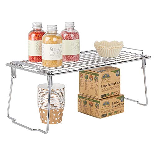 mDesign Estante apilable para almacenaje de cocina – Repisa metálica de cocina con patas plegables – Moderno organizador de armarios para la vajilla, latas de conservas y especias – plateado