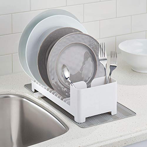 mDesign Juego de 2 escurridores de platos de plástico – Con cesta para cubiertos y esterilla de silicona resistente al calor – Organizador de vajilla con desagüe giratorio – blanco/gris