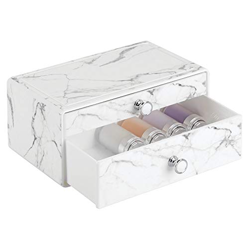 mDesign Organizador de maquillaje apilable para lavabo o tocador – Caja para maquillaje con 2 cajones en plástico – Minicómoda para cosméticos con tiradores y dibujo de mármol – blanco/gris