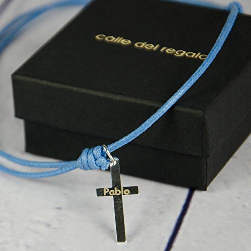 Regalo Personalizado para un niño o niña en su Primera Comunión: Colgante de Plata en Forma de Cruz Grabado con el Texto Que tú Quieras + cordón Azul