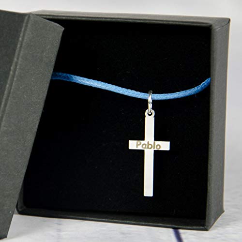 Regalo Personalizado para un niño o niña en su Primera Comunión: Colgante de Plata en Forma de Cruz Grabado con el Texto Que tú Quieras + cordón Azul