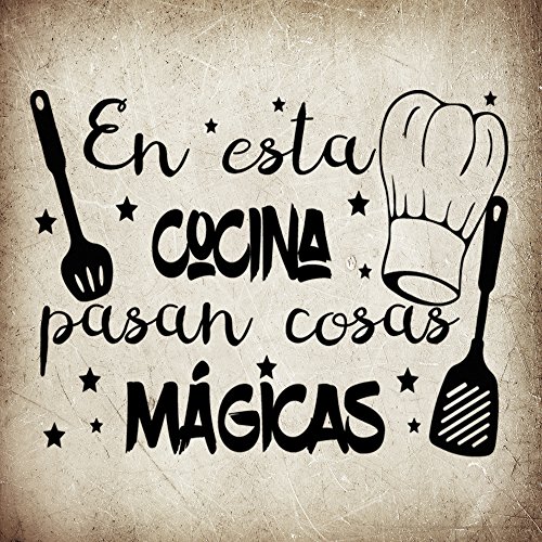 Docliick® Frase Vinilo para cocina o restaurante"EN ESTA COCINA PASAN COSAS MÁGICAS" Vinilos decorativos vinilo frases motivadoras para paredPegatina de pared. Docliick DC-18018 (60x42cm)