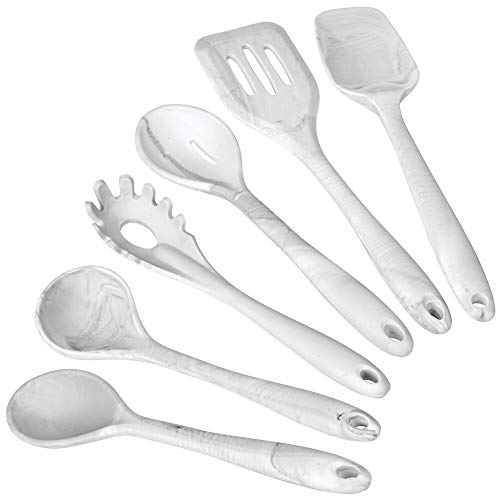 mDesign Juego de 6 utensilios de metal y silicona para cocina – Accesorios para cocinar con orificio para colgar – Set de espátula de cocina, cuchara, cucharón de sopa y cuchara para pasta – marmolado