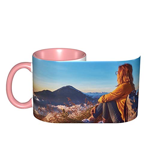 Mujer disfrutando de un bonito paisaje y del amanecer desde la cima de Moun Una divertida taza de café 11 División Gu