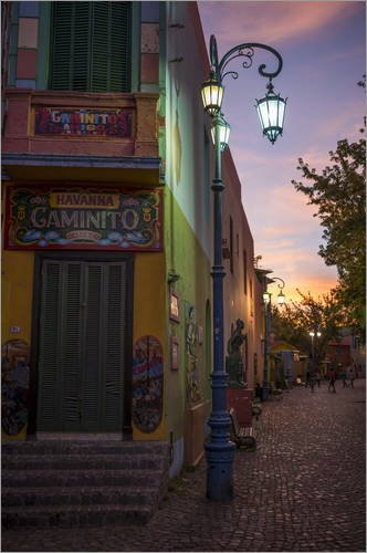 Póster 60 x 90 cm: El Caminito at Dusk, La Boca, Buenos Aires, Argentina, South America de Robert Harding - impresión artística, Nuevo póster artístico