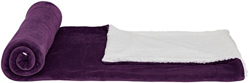 AmazonBasics – Manta de tela sherpa y microvisón, 220 x 240 cm, Ciruela