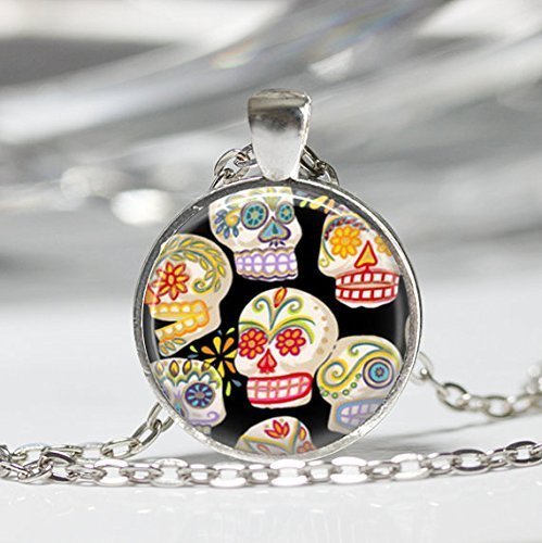 Collar con colgante de calaveras de azúcar Día de los Muertos con colgante de arte mexicana en bronce o plata con cadena de eslabones incluida