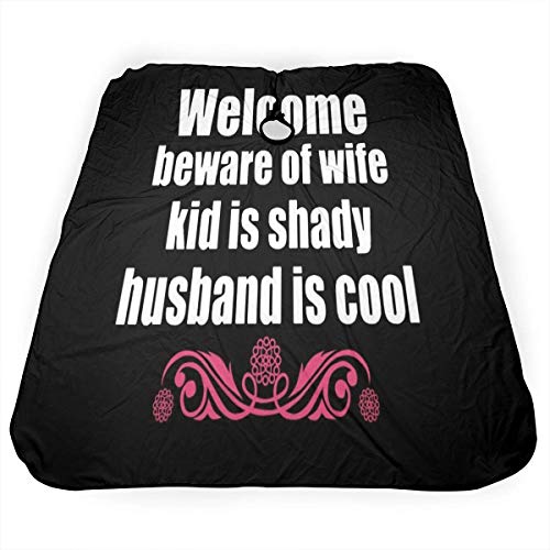 Delantal de corte de pelo con texto en inglés «Welcome Beware Of Husband Kid Is also Shady Wife Is Hot Haircut de poliéster impermeable para peluquería de peluquería y peluquería de 140 cm x 66 cm