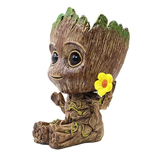 Huike Baby Groot Maceta con orificio de drenaje, figura innovadora de acción para plantas y portalápices, macetas decorativas para la oficina y el hogar, decoración de escritorio (2 estilos)