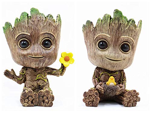 Huike Baby Groot Maceta con orificio de drenaje, figura innovadora de acción para plantas y portalápices, macetas decorativas para la oficina y el hogar, decoración de escritorio (2 estilos)