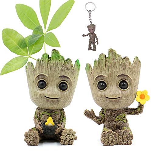 Huike Baby Groot Maceta con orificio de drenaje, figura innovadora de acción para plantas y portalápices, macetas decorativas para la oficina y el hogar, decoración de escritorio (2 estilos)