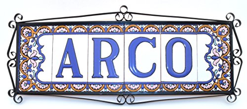 Letreros con numeros y letras en azulejo de ceramica policromada, pintados a mano en técnica cuerda seca para placas con nombres, direcciones y señaléctica. Texto personalizable. Diseño ARCO GRANDE 14,9 cm x 7,4 cm. (LETRA "A")