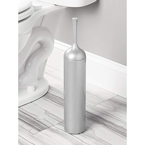 mDesign Moderna escobilla de baño con portaescobilla – Excelente soporte con escobilla del váter de alta calidad – Discreto escobillero de baño de pie en plástico duradero – plateado