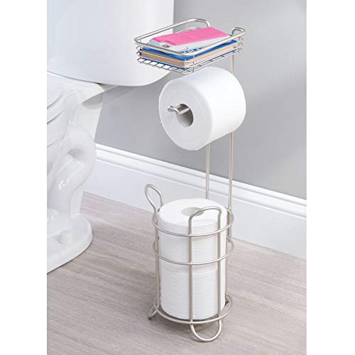 mDesign Portarrollos de papel higiénico con estante – Elegante dispensador de papel higiénico de metal – Porta rollos de pie con espacio para 3 rollos de papel higiénico – plateado mate