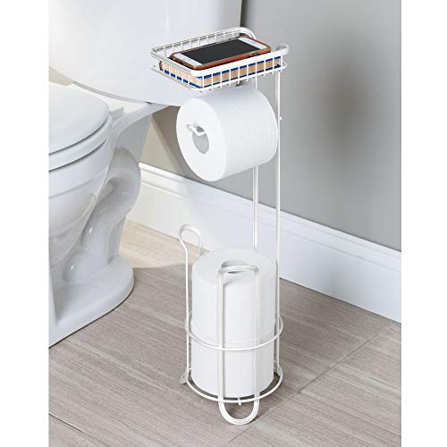 mDesign Portarrollos de pie de metal para el baño – Accesorios de baño sin taladro – Soporte para papel higiénico con bandeja para toallitas y revistas y con un diseño atemporal – blanco mate