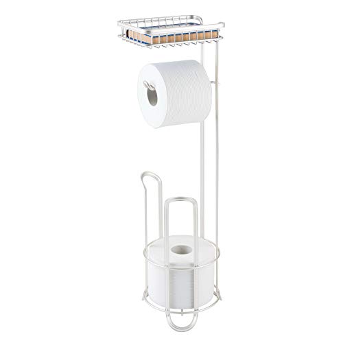 mDesign Portarrollos de pie de metal para el baño – Accesorios de baño sin taladro – Soporte para papel higiénico con bandeja para toallitas y revistas y con un diseño atemporal – blanco mate