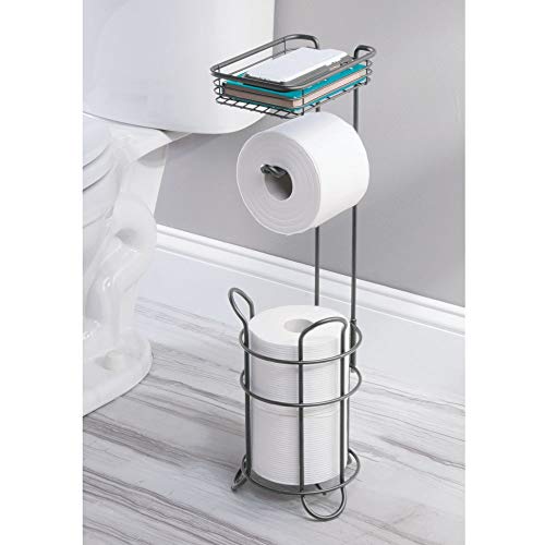 mDesign Portarrollos de pie – Elegante soporte para papel higiénico de metal con bandeja para toallitas húmedas – Portarrollos para baño con práctica cesta para 2 rollos de repuesto – gris