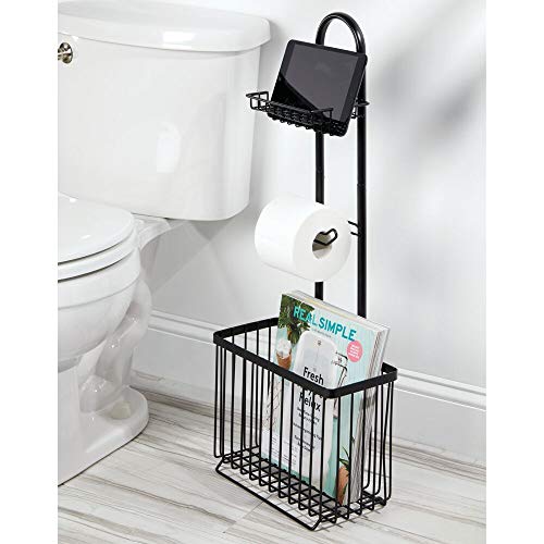 mDesign Soporte para papel higiénico con bandeja organizadora – Portarrollos de baño con revistero y soporte para móviles – Portarrollos de pie para un rollo de papel – negro